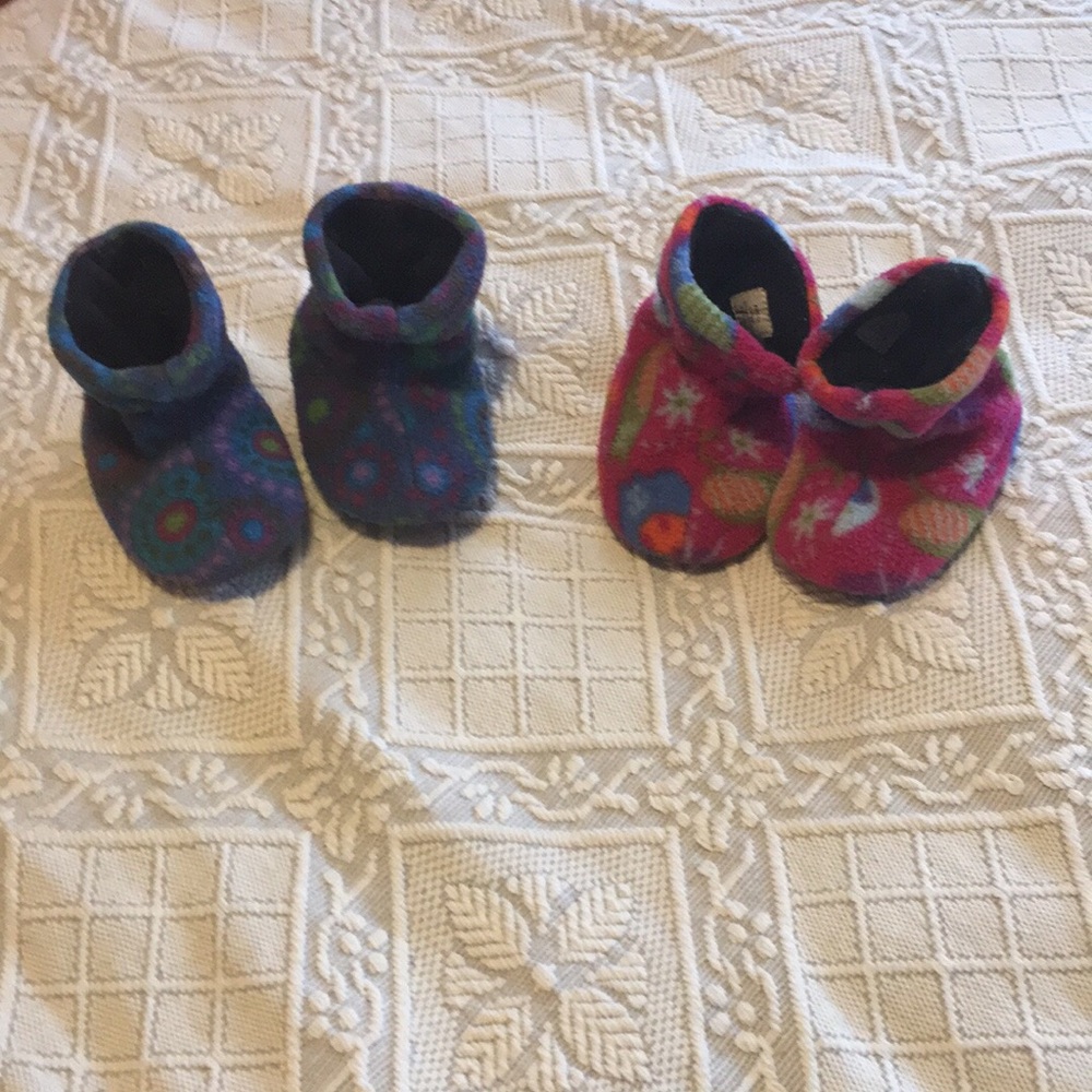 Acorn booties 6-12months